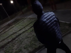 Парень дрочит хуй в парке