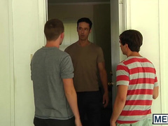Rafael simultaneously plows two eager twinks with his cock